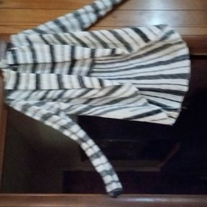 Sweater black white,cape look long sleeve, with fan type back